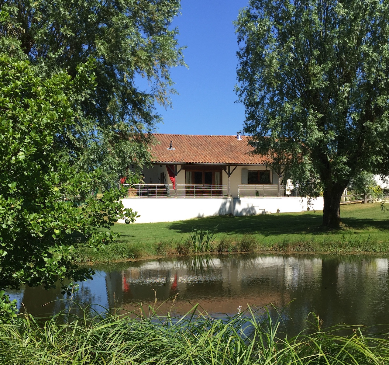 Maison d'architect avec étang, piscine, dépendances au calme